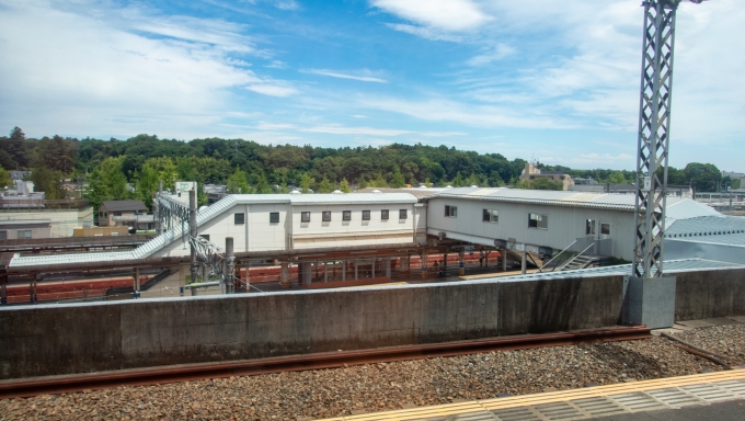 鉄道乗車記録の写真:駅舎・駅施設、様子(5)        「JRとの乗換えができる高尾駅。
地上ホームのJRに対して京王高尾線は高架ホームとなっています。」