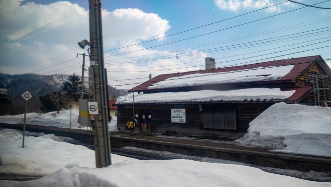 鉄道乗車記録の写真:車窓・風景(11)        「手前の長万部駅から室蘭本線を進行します」