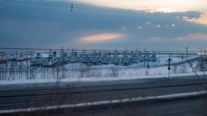 鉄道乗車記録の写真:車窓・風景(4)        「港が凍ってしまうので船は陸に揚げられています」