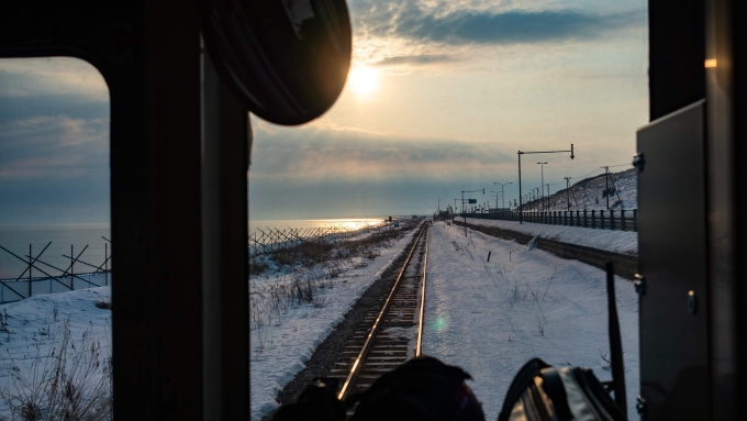 鉄道乗車記録の写真:車窓・風景(6)        「流氷には残念ながら出会えませんでしたが、雲間の朝陽が出迎えてくれます」
