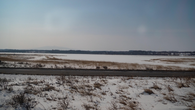 鉄道乗車記録の写真:車窓・風景(5)        「濤沸湖(とうふつこ)は凍って雪が積もっています」