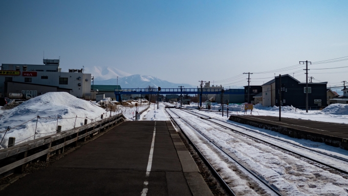 鉄道乗車記録の写真:車窓・風景(8)        「ホームから海別岳を望む」