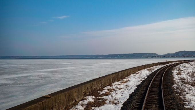 鉄道乗車記録の写真:車窓・風景(11)        「厚岸を過ぎて右に見えるのは牡蠣の養殖が盛んな厚岸湖。この時には一面凍っていました。
」