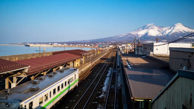 鉄道乗車記録の写真:車窓・風景(1)          「こ線橋より函館方の眺望
噴火湾と駒ケ岳、そしてキハ40
」