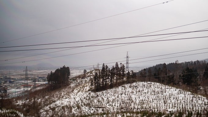 鉄道乗車記録の写真:車窓・風景(6)        「ぐんぐんと標高を上げて山間部へ入っていきます。奥には函館山が霞んで見えます。」