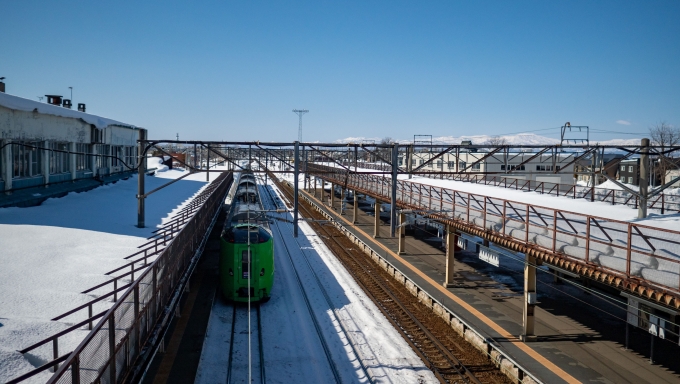 鉄道乗車記録の写真:駅舎・駅施設、様子(4)        「深川駅のこ線橋より滝川方を望む」