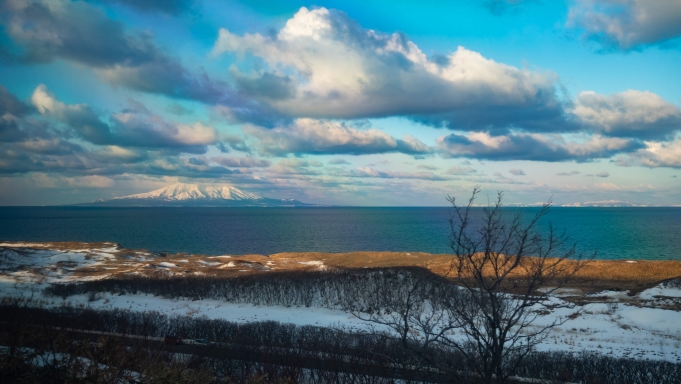 鉄道乗車記録の写真:車窓・風景(5)        「南稚内を通過して丘陵地帯を抜けると、利尻島と礼文島が日本海に浮かぶ姿が飛び込んできます。」
