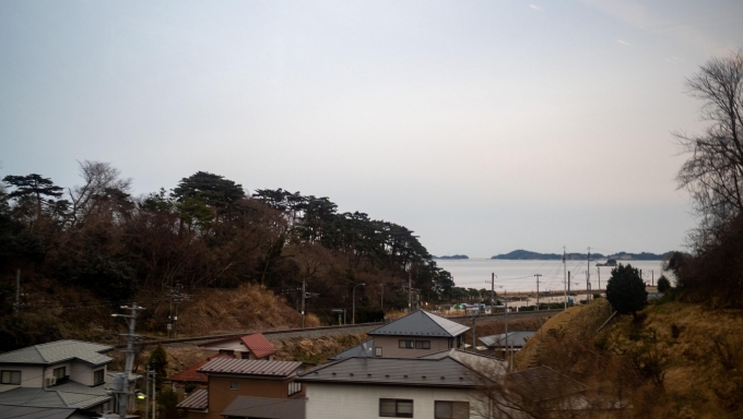 鉄道乗車記録の写真:車窓・風景(9)        「松島駅を過ぎると少しだけ松島の島々が見えます。手前に見える線路は並走する仙石線。」