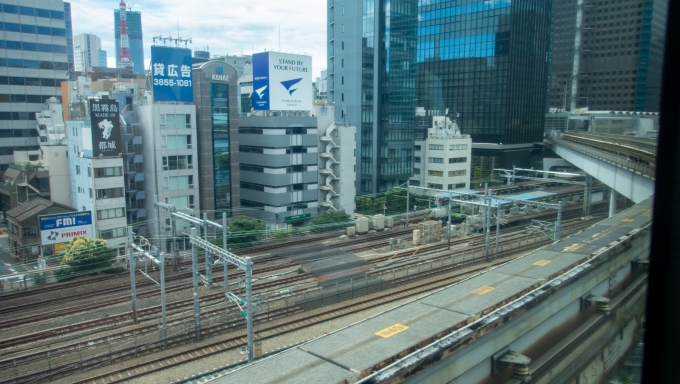 鉄道乗車記録の写真:車窓・風景(3)        「モノレール浜松町駅を出るとすぐ、京浜東北線・山手線・東海道線・東海道新幹線の計8本の線路を跨ぎます。」