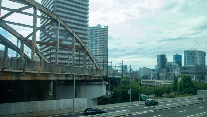 鉄道乗車記録の写真:車窓・風景(5)        「首都高1号羽田線と並走しながら、東海道貨物支線と大井車両基地へ向かう東海道新幹線の回送線を潜ります。」