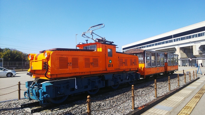 鉄道乗車記録の写真:列車・車両の様子(未乗車)(4)        「駅近くに保存されている黒部峡谷鉄道のED 8とトロッコ客車」
