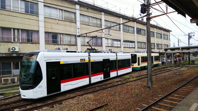 鉄道乗車記録の写真:列車・車両の様子(未乗車)(2)        「南富山駅には軌道線の車庫があり、ちょうどサントラムが出動するところでした。」