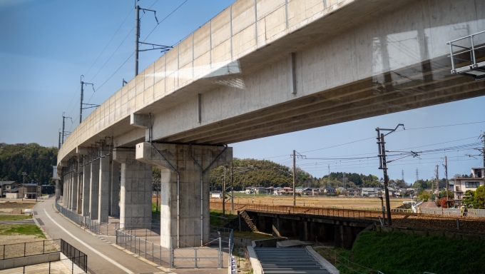 鉄道乗車記録の写真:車窓・風景(4)        「神通川を渡ってすぐ北陸新幹線・あいの風とやま鉄道線(旧北陸本線)と別れます」