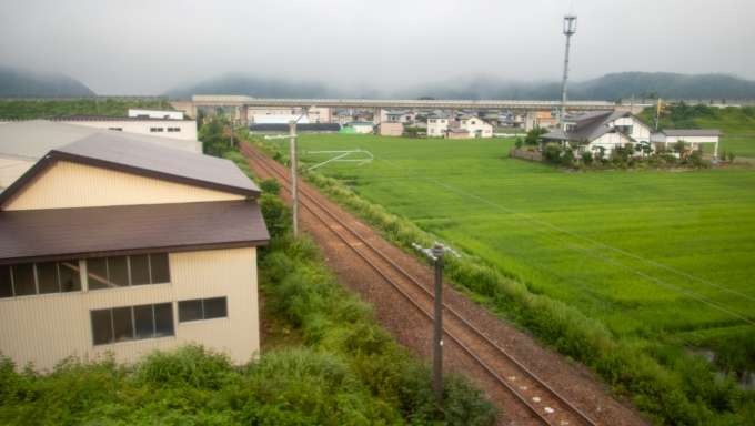 鉄道乗車記録の写真:車窓・風景(6)        「大館駅を出発すると、エンジンを唸らせながら築堤を駆け上り奥羽本線を跨ぎます。」
