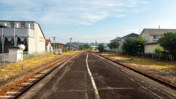 鉄道乗車記録の写真:駅舎・駅施設、様子(11)        「十和田南駅が平地であるにもかかわらずスイッチバック構造になっているのは、当初小坂まで延伸する構想があったためで、ホームの北側に数百ｍ延びている線路がその名残となっています。」