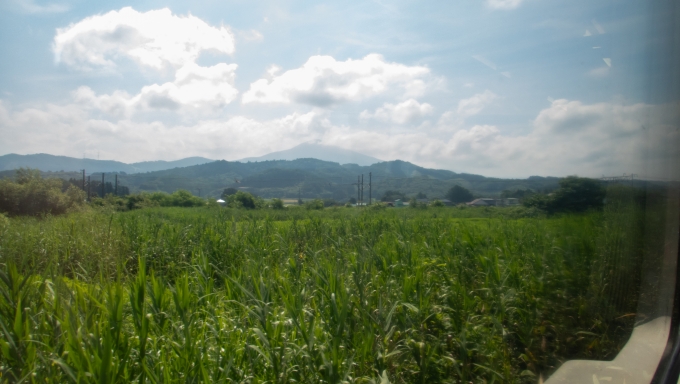 鉄道乗車記録の写真:車窓・風景(19)        「少し雲が掛かっている姫神山を見ながら右へカーブして、いわて銀河鉄道線（旧東北本線）へと合流します。」