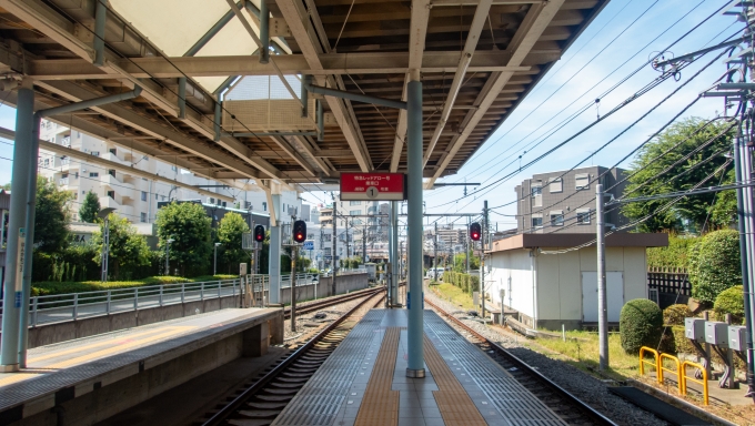 鉄道乗車記録の写真:駅舎・駅施設、様子(4)        「ホームの先端あたり。
先に東武東上線の列車が見えます。
」