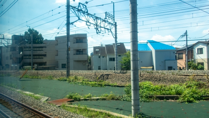 鉄道乗車記録の写真:車窓・風景(12)        「小平駅の手前で寄ってくるのは拝島線の線路。」