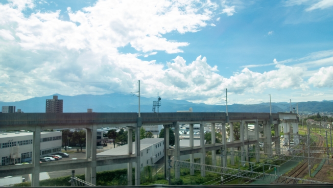 鉄道乗車記録の写真:車窓・風景(5)        「福島で別れた山形新幹線は、上下線共用のアプローチ線を使って奥羽本線へと降りていきます。」