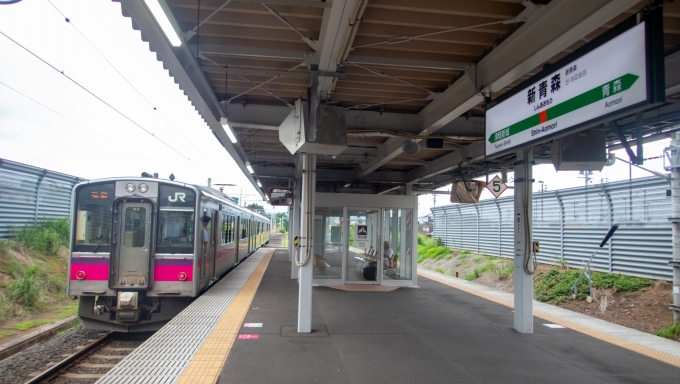 鉄道乗車記録の写真:列車・車両の様子(未乗車)(1)        「在来線ホームへ降りると、弘前行きの701系が出ていくところでした。」