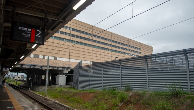 鉄道乗車記録の写真:駅舎・駅施設、様子(2)        「新青森駅は、地上ホームの奥羽本線と高架の東北新幹線がほぼ直角に交差する形になっています。」