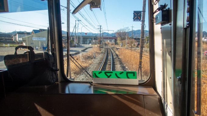 鉄道乗車記録の写真:車窓・風景(4)        「桜沢駅を出てすぐ大きく左へカーブして八高線に寄り添うと、並走して寄居駅へ入ります。」