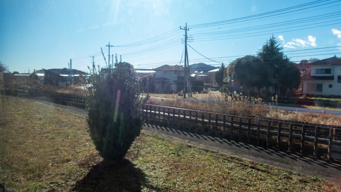 鉄道乗車記録の写真:車窓・風景(5)        「架線のない八高線の線路が近づいてきて、並行して越生駅のホームへ入ります。」