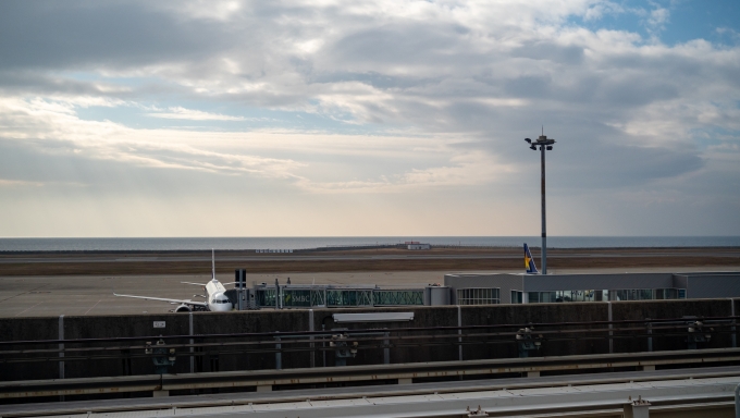 鉄道乗車記録の写真:車窓・風景(5)        「茨城から運んでくれた飛行機を横目に出発。」