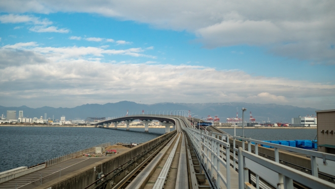 鉄道乗車記録の写真:車窓・風景(6)        「出発して左へカーブし進路を北へ向けると、神戸空港島からポートアイランド(共に人工島)へ渡ります。」