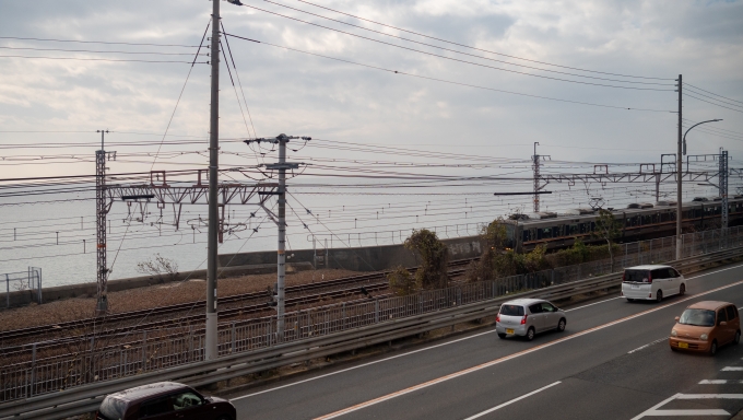 鉄道乗車記録の写真:車窓・風景(5)        「この辺りから、JR神戸線(山陽本線)の複々線とほぼ並走しながら進みます。」