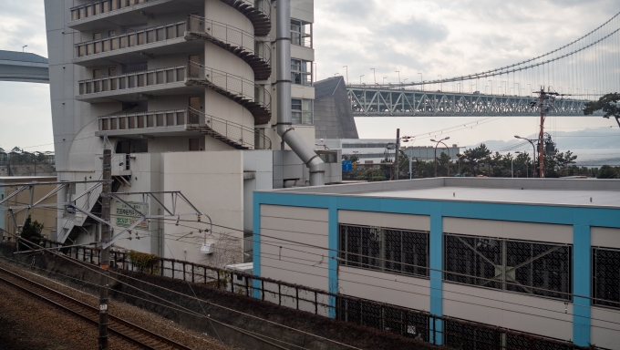 鉄道乗車記録の写真:車窓・風景(8)        「舞子公園を出ると立体交差で線路を越え、JR神戸線より海側を並走します。」