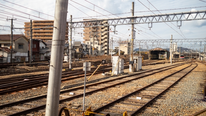鉄道乗車記録の写真:車窓・風景(13)        「飾磨駅を出ると車両基地を挟んで左が網干線、右が本線に分かれます。」