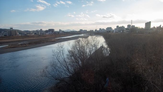 鉄道乗車記録の写真:車窓・風景(9)        「山陽本線と合流して市街地へ入り旭川を渡ります。
遠くに岡山城も見えます。」