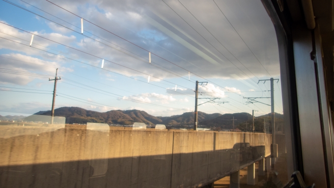 鉄道乗車記録の写真:車窓・風景(4)        「茶屋町を出て倉敷川を渡ると、高架線のまま四国へ向かう瀬戸大橋線（本四備讃線）を横目に単線で地上へ降りて進みます。」