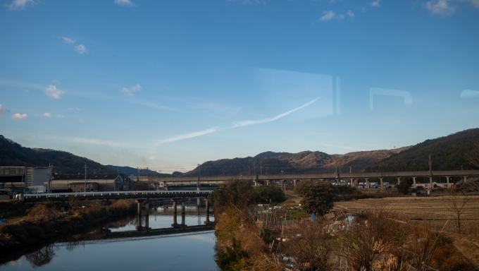 鉄道乗車記録の写真:車窓・風景(8)        「瀬戸大橋線の高架線が近づいてきました。」