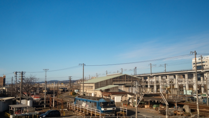 鉄道乗車記録の写真:車窓・風景(9)        「機関区の横を抜けて山陽新幹線の高架を潜ると岡山駅へ下っていきます。」
