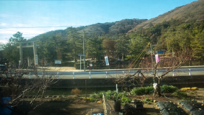 鉄道乗車記録の写真:車窓・風景(7)        「備前一宮駅の近くに、その名の通り備前国の一宮である「吉備津彦神社」があります。
初詣らしき乗客が大勢下りて行き車内はガラガラに。」