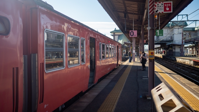 鉄道乗車記録の写真:駅舎・駅施設、様子(11)        「切欠きホームの0番のりばに到着。」