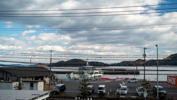鉄道乗車記録の写真:車窓・風景(6)        「瀬戸内の島々へ渡る小振りなフェリー。
遠くにはしまなみ海道の吊橋が見えます。」