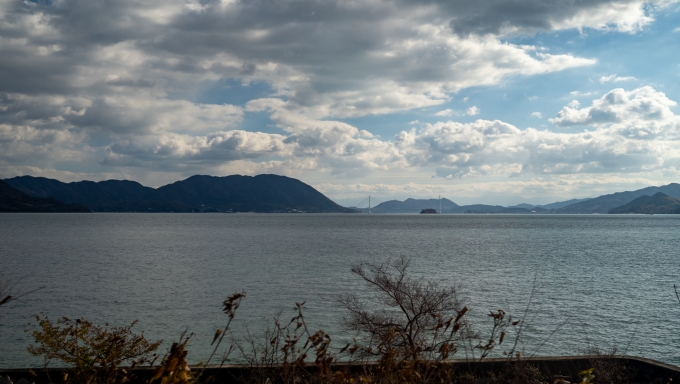 鉄道乗車記録の写真:車窓・風景(10)        「再び海岸線へ出ると、しまなみ海道の多々羅大橋、遠くには霞んで四国山地も見ることが出来ました。」