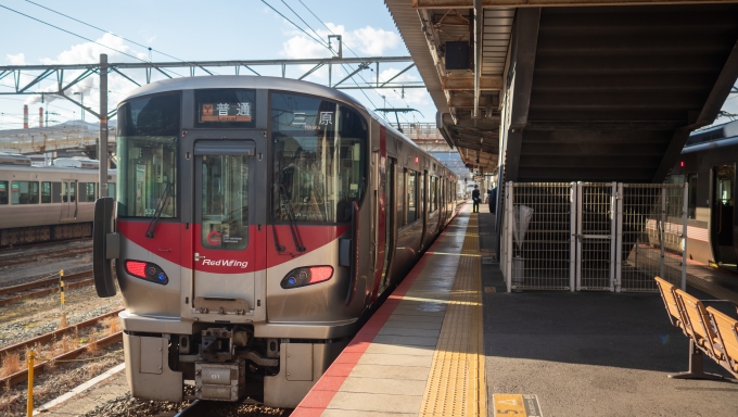 鉄道乗車記録の写真:乗車した列車(外観)(24)        「広駅に到着。
同じホーム向い側の車両に乗り換えて呉へ向かいます。」