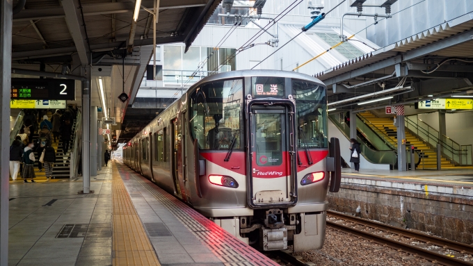 鉄道乗車記録の写真:乗車した列車(外観)(9)        「広島駅2番のりばに到着。
乗り換えて更に西へ向かいます。」