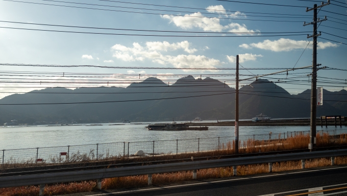 鉄道乗車記録の写真:車窓・風景(7)        「宮島と行き交うフェリーが見えてきました。」