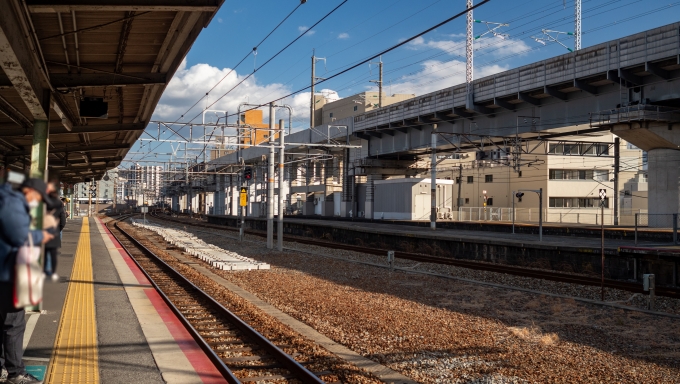鉄道乗車記録の写真:駅舎・駅施設、様子(4)        「ホームより広島方。
可部線の起点はこの横川駅となっていますが、全ての列車が駅の広島寄りで山陽本線に乗り入れます。」