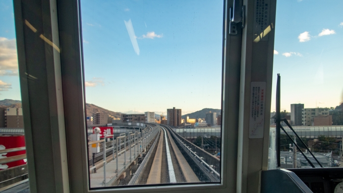 鉄道乗車記録の写真:車窓・風景(3)        「山陽自動車道を跨ぎます。」