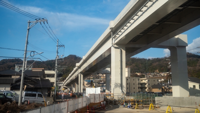 鉄道乗車記録の写真:車窓・風景(5)        「工事中の広島高速5号線と交差。」