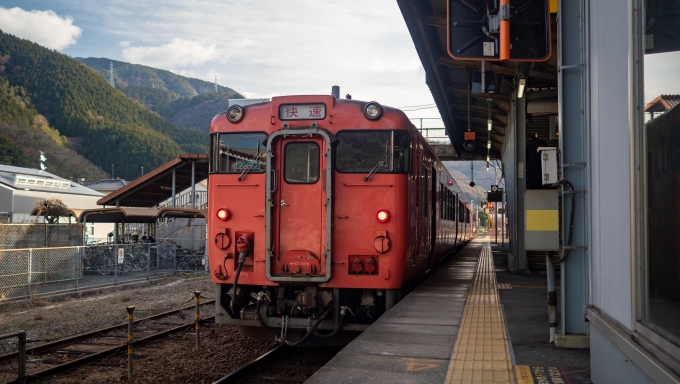 鉄道乗車記録の写真:乗車した列車(外観)(8)     「下深川駅で列車交換待ち。」