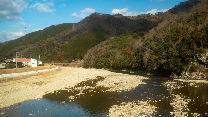 鉄道乗車記録の写真:車窓・風景(10)        「山あいの区間に入ると、分水嶺となる向原付近まで太田川の支流である三篠川（みささがわ）に沿って進みます。」