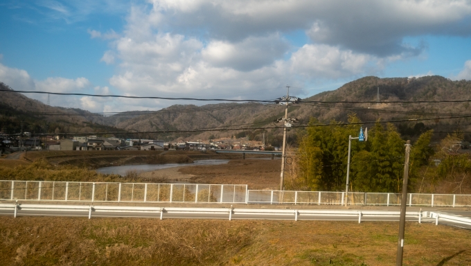 鉄道乗車記録の写真:車窓・風景(16)        「日本海へ注ぐ江の川(ごうのかわ)が寄ってきます。」