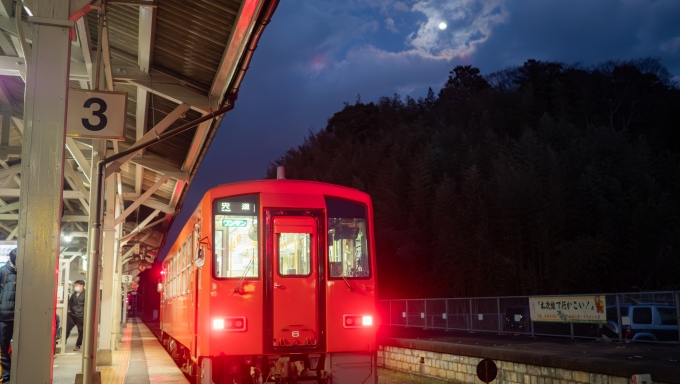 鉄道乗車記録の写真:乗車した列車(外観)(7)     「宍道駅に着くころにはすっかり日が暮れていました。」